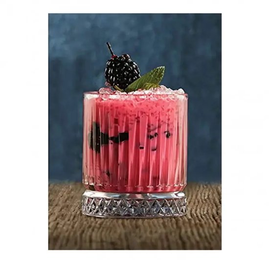 Verre avec base facettée et lignes verticales, rempli de boisson rose, de glaçons et d'une mûre.