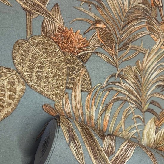 Blauw behang met een gedetailleerd dessin van tropische bladeren en vogels in bruin- en oranjetinten.