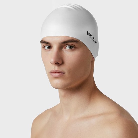 Model met witte Speedo badmuts op, met logo zichtbaar.
