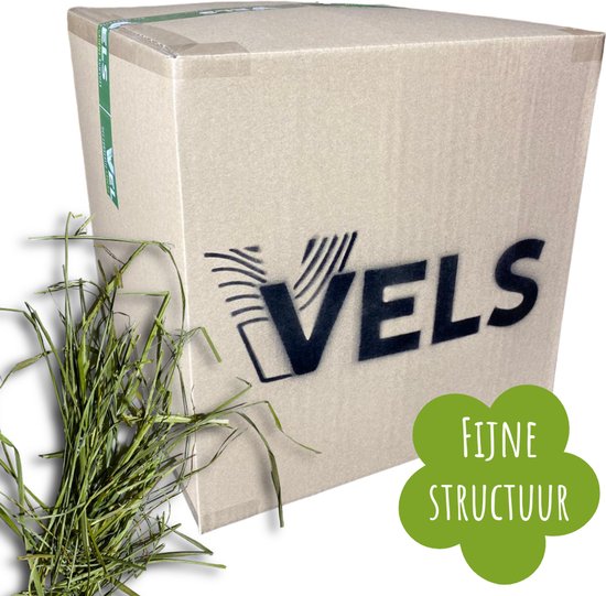 Bruine kartonnen doos met "VELS" logo en groene sticker "FIJNE STRUCTUUR". Naast de doos ligt een bosje gedroogd gras.