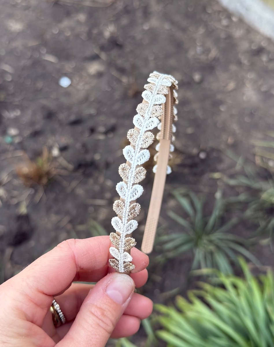 Diadeem - Meisjes diadeem - Diadeem met hartjes - Haarband met hartjes goud crème - Meisjes haarband - Haarbandjes - Haaraccessoires - Haaraccessoires voor meisjes - Handmade - hartjes diadeem - Bruiloft - Haaraccessoires Bruiloft - Cadeautje