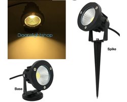 Tuinspot met stekker zwart 12 Volt. De tuinspot op spies is geschikt voor buiten en heeft als kleur warm wit. De led tuinspot met spies met aansluitplug moet via een trafo worden aangesloten.