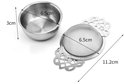 Afmetingen van zilverkleurige theezeef: 11,2 cm lang, 6,5 cm gaas breed, 3 cm hoog lekbakje.