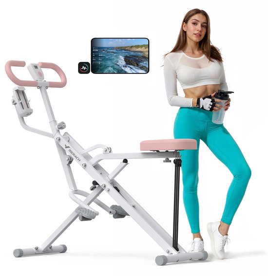 Een fitnessapparaat met wit frame, roze zadel en handgrepen, naast een sportieve vrouw met blauwe legging en witte top.