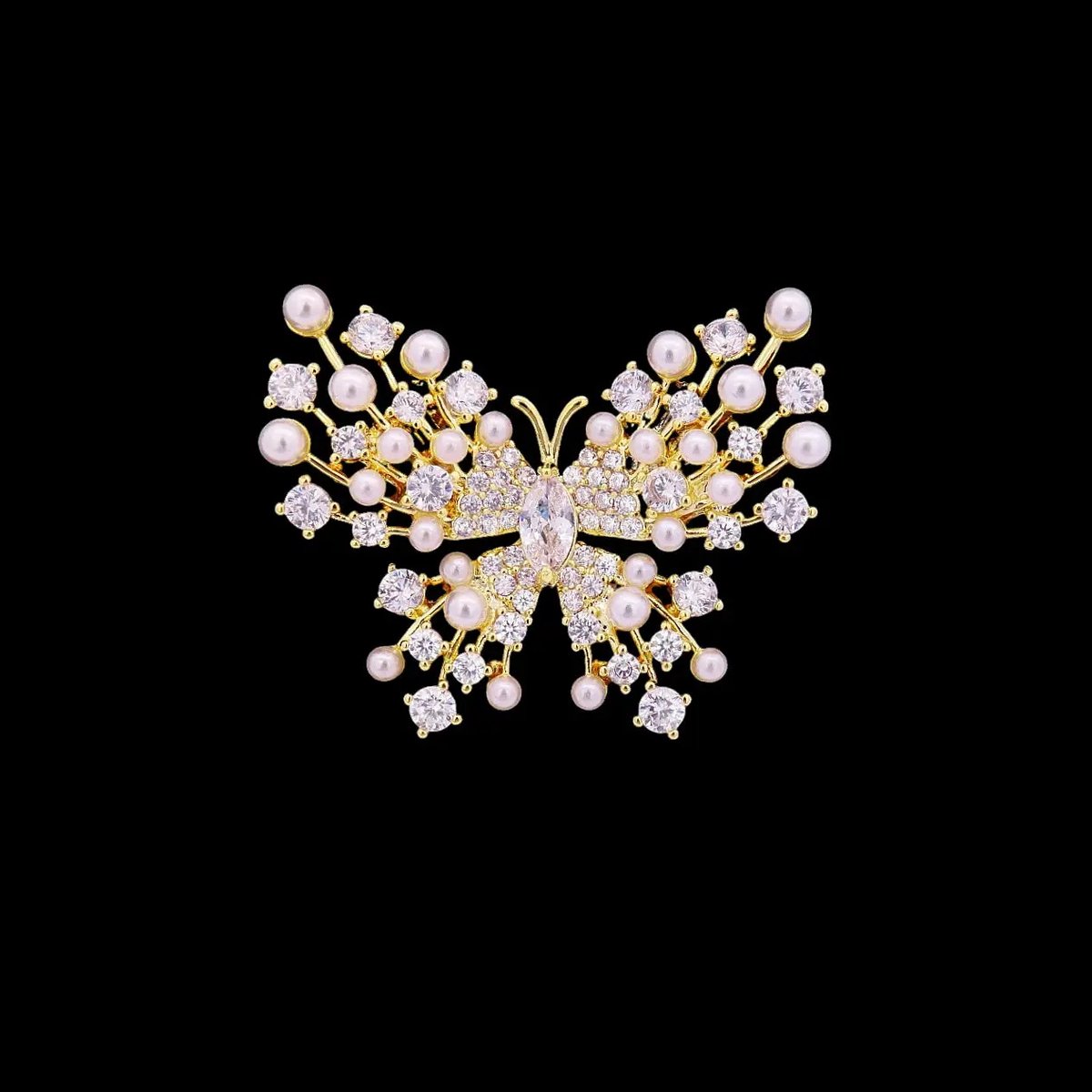Victoria Valenza Goudkleurige Vlinder Broche met Parels en Zirkonia Stenen - Broche - Goudkleurig - Vlinder broche - Zirkonia