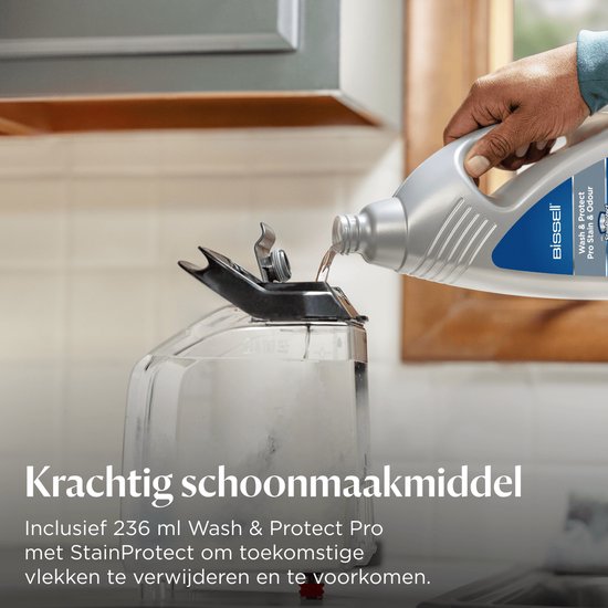 Hand giet BISSELL Wash & Protect Pro vloeistof in een schoonmaakapparaat.