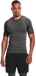 Man in donkergrijs Under Armour shirt en zwarte sportbroek.