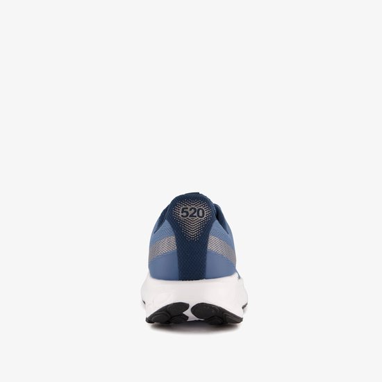 Achterkant van een blauwe New Balance sportschoen met '520' op de hiel.