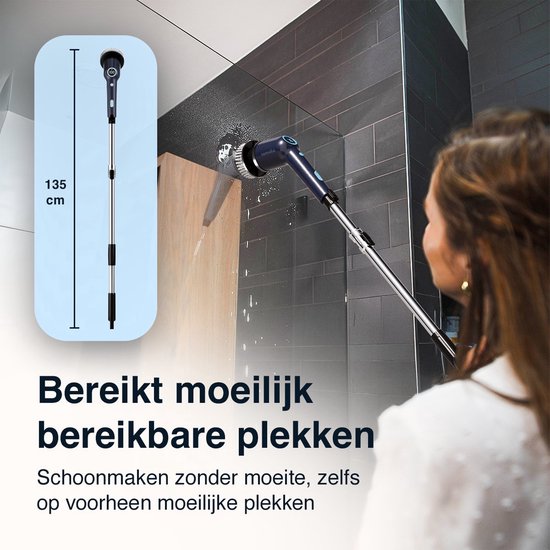 Draadloze schrobber met steel, 135cm lang, reinigt een donkere douchewand, met vrouw op de voorgrond.