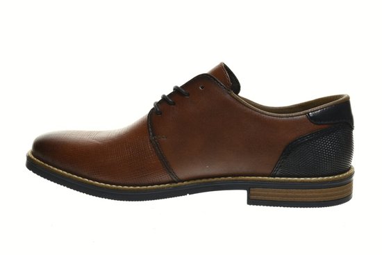 Bruine veterschoen van Rieker met textuur, zwarte hiel en op de zool.