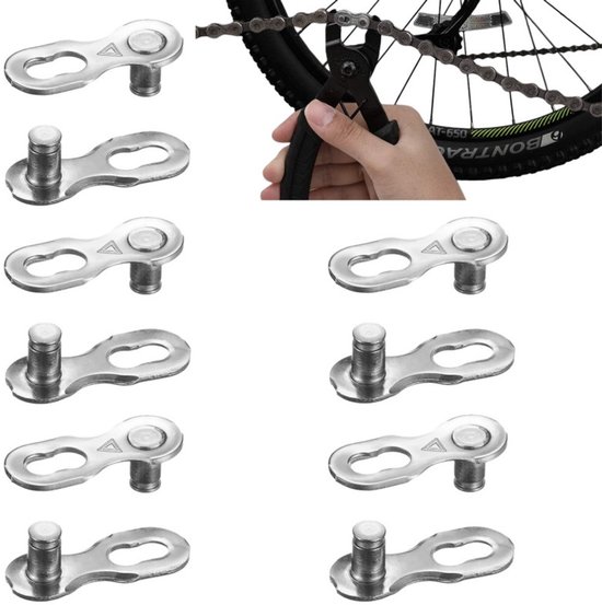 Tien zilverkleurige, herbruikbare fietskettingverbinders met twee pinnen elk, in een 2x5 raster. Een hand met kettingtang op een fietsketting wordt ook getoond.