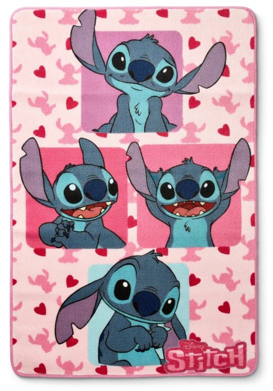 Roze Lilo & Stitch vloerkleed met vier afbeeldingen van Stitch en kleine rode hartjes.