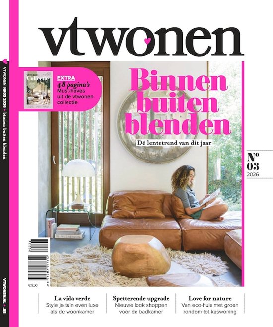 vtwonen nr. 3, 2026: Binnen buiten blenden. Met een vrouw die leest op een bruine bank in een woonkamer.