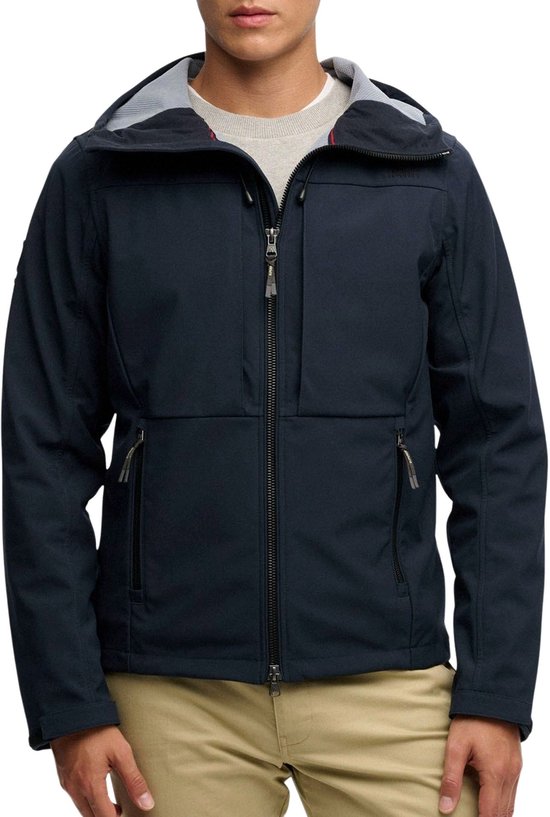 Navy Superdry softshell jas met rits, capuchon en beige broek.