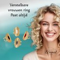 Model met krullend blond haar draagt een gouden ring met een ovaal emaille inzetstuk. Vier ringen met rode, witte, zwarte en blauwe inzetstukken.