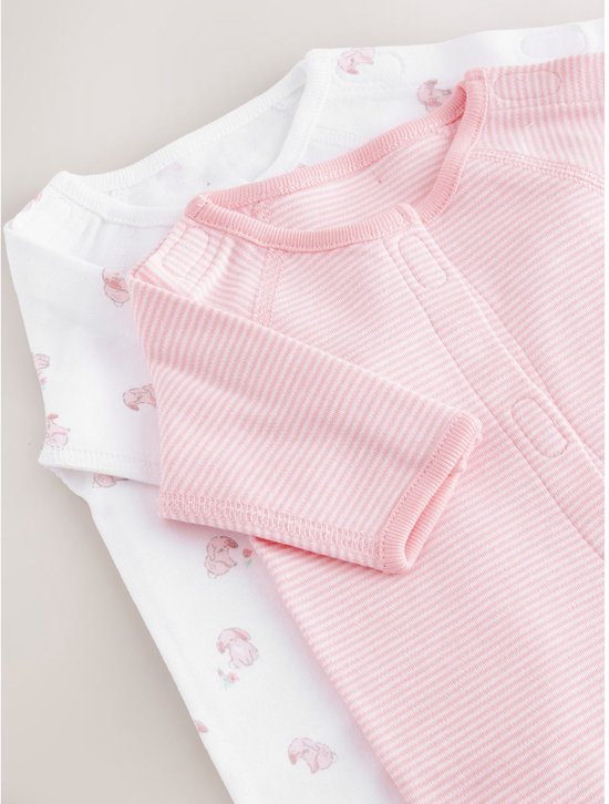 Twee baby rompers, een gestreept roze en een met olifantjesprint.