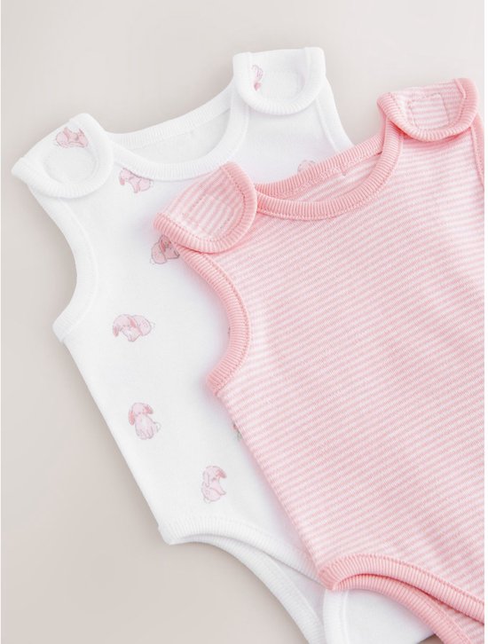 Twee baby rompers, een met roze streepjes en een met olifantjesprint.