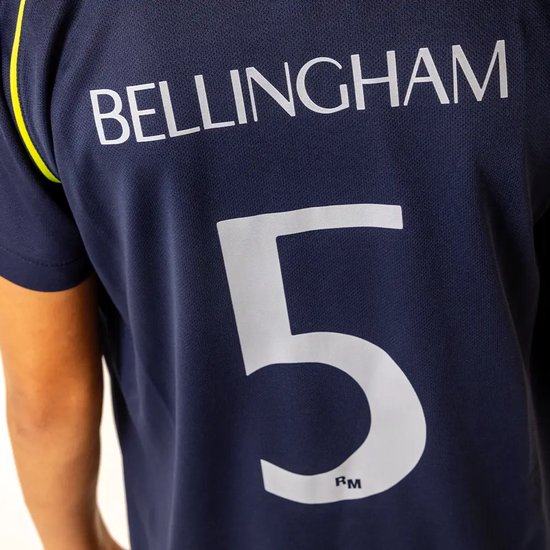 Close-up van de rug van een donkerblauw voetbalshirt met 'BELLINGHAM 5' en 'RM' erop.