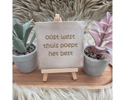 Robuust wenstegeltje “oost west thuis poept het best” – 10x10 cm – Humoristische Wanddecoratie & Cadeau – Cadeau vrienden,zomaar – Humor tegeltje - Grappige tekst – WC decoratie humor – Trendy nu – Decoratief Tegeltje met Standaard – Cadeau Idee