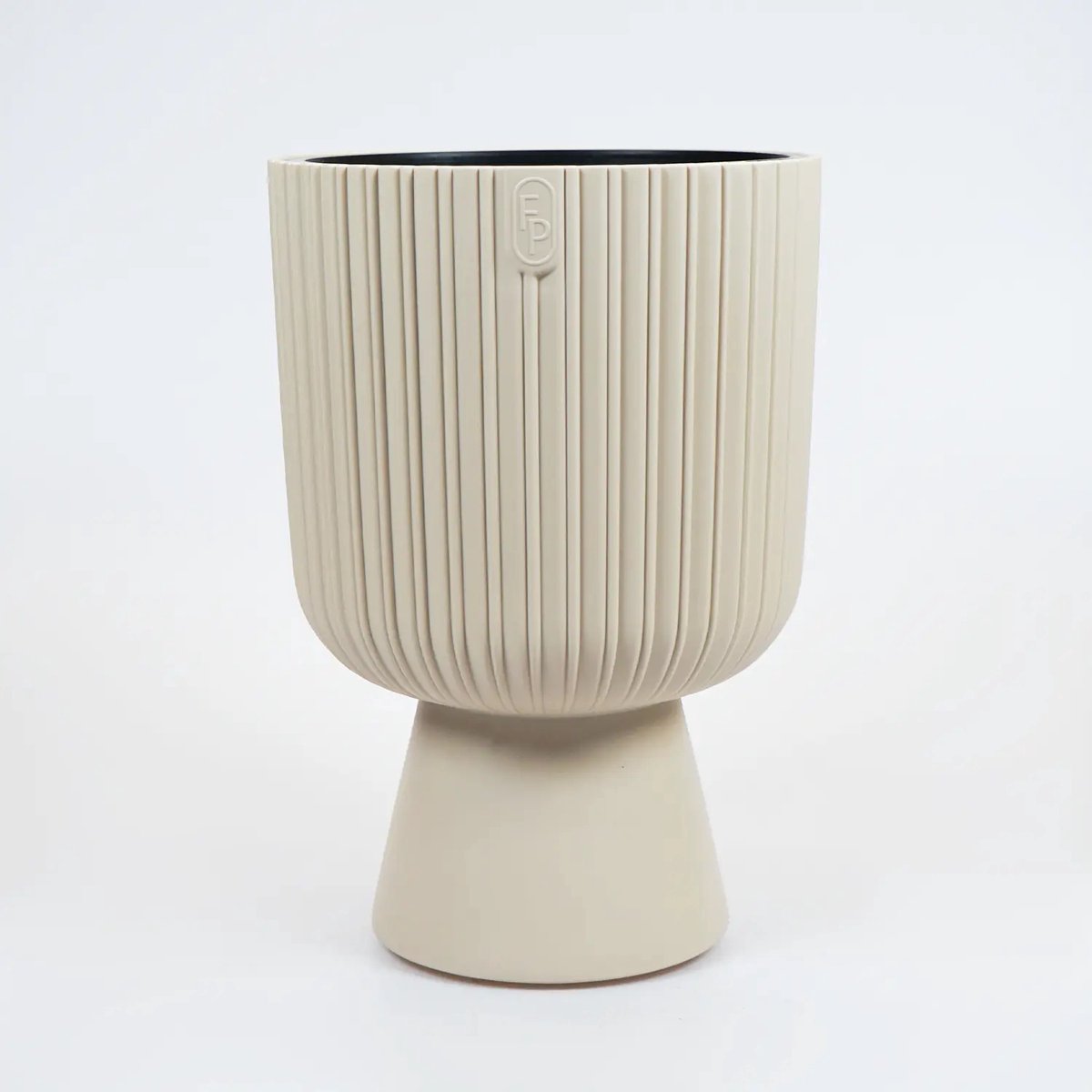 Vita bloempot Mika op voet 30 beige + voor binnen en buitenhuis + uv / vorstbestendig + binnenpot met handvaten