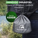 Grijze, compacte draagtas met Travelhawk logo, gedragen op een rug.
