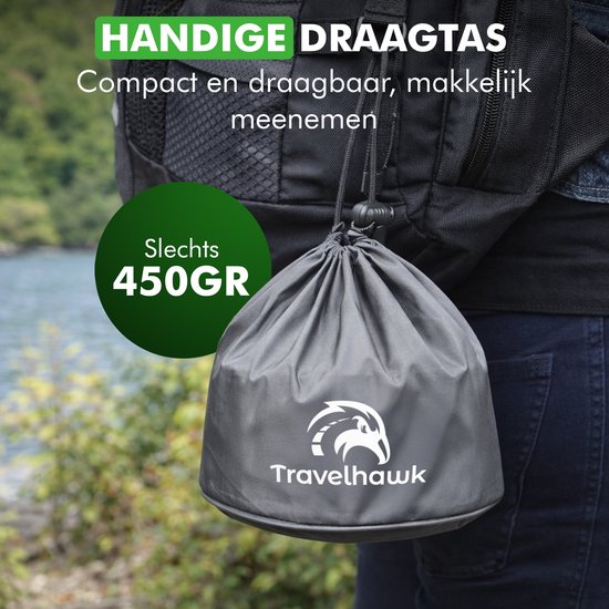 Grijze, compacte draagtas met Travelhawk logo, gedragen op een rug.