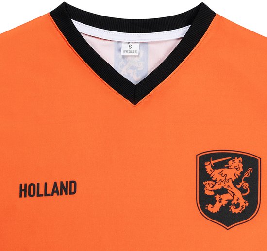 Detail van de hals van een oranje voetbalshirt met V-hals, zwarte boorden en 'HOLLAND' met leeuwenembleem.