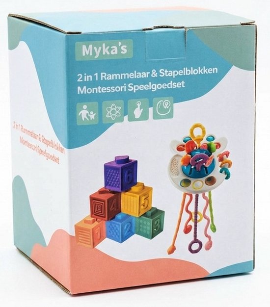 Verpakking van Myka's 2-in-1 Rammelaar & Stapelblokken Montessori Speelgoedset. Toont blokken met cijfers en een rammelaar met touwtjes.