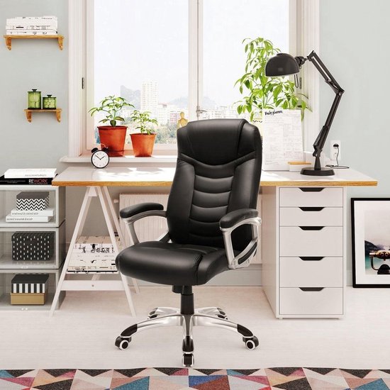 Zwarte ergonomische bureaustoel met hoge rugleuning en armleuningen, in een lichte werkomgeving bij een raam.