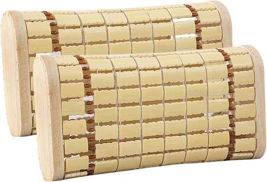 Twee beige bamboe kussens met houten zijkanten.
