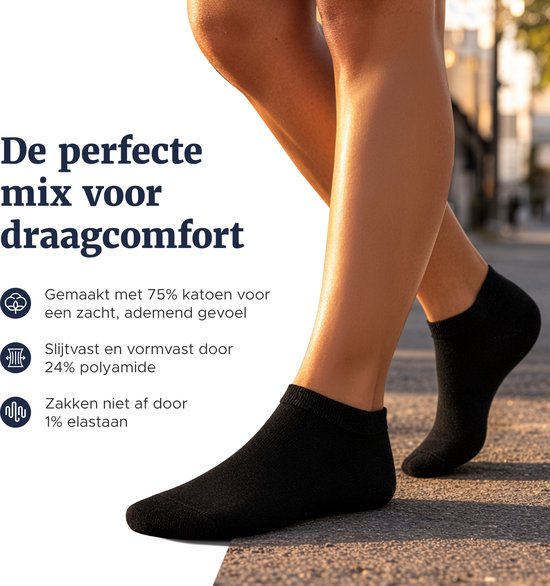 Zwarte, korte sokken gemaakt van 75% katoen voor een zacht gevoel, 24% polyamide en 1% elastaan.