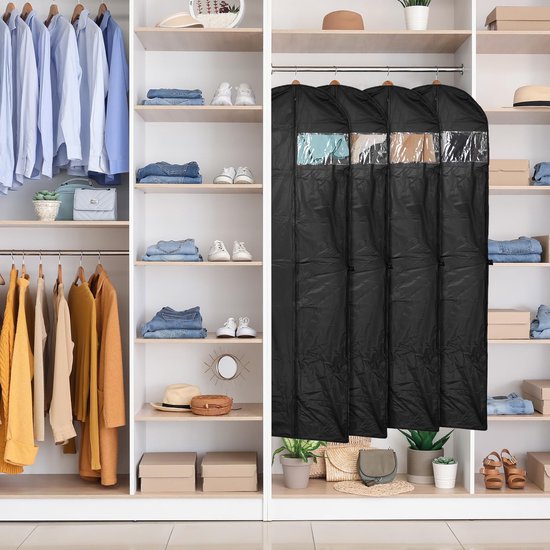 Zwarte kledingzakken met doorzichtige vensters, gevuld met kleding, hangend in een open kast.