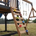 Houten klimwand met gekleurde grepen in rood, blauw, groen en geel op een speeltoestel.