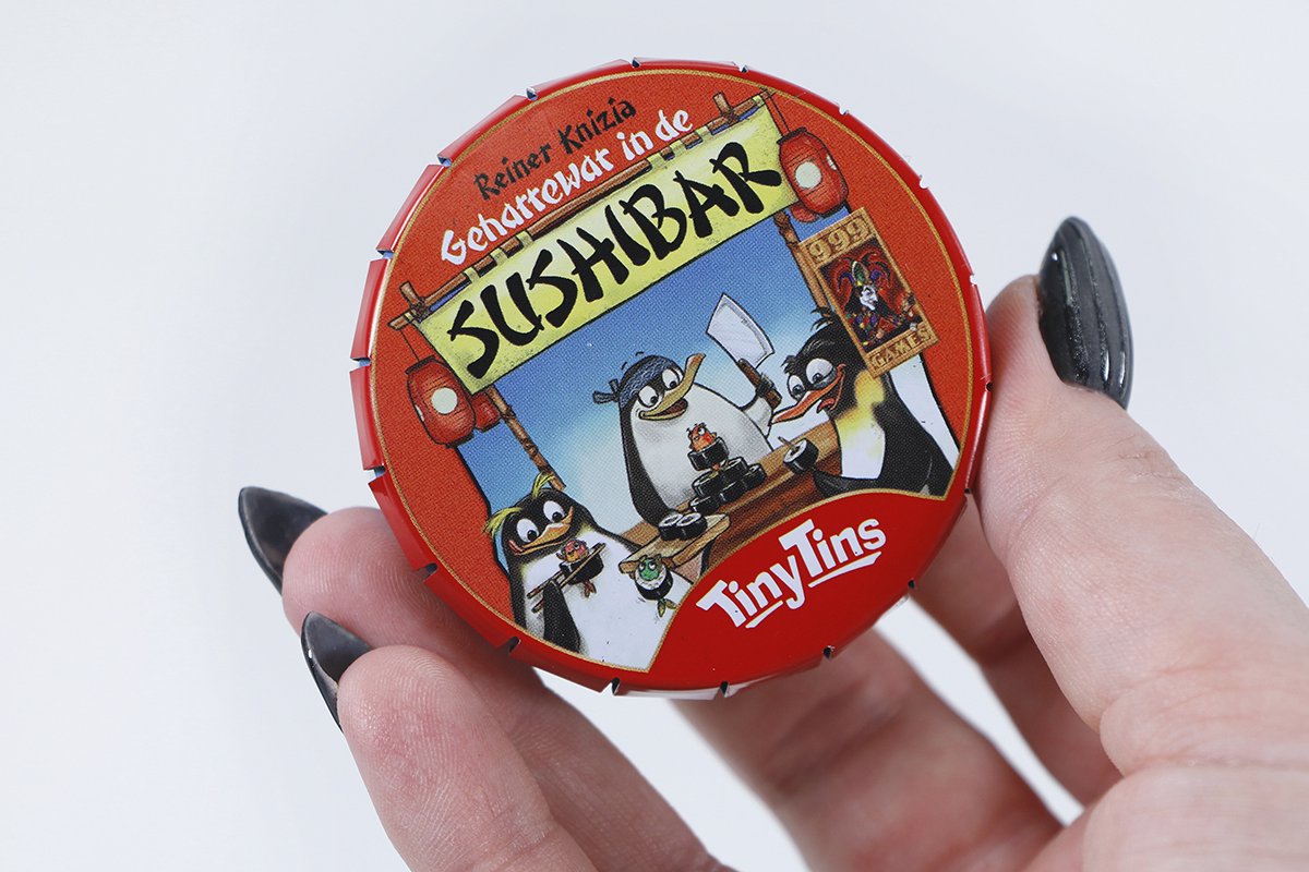 999 Games - Tiny Tins: Geharrewar in de Sushibar - Dobbelspel - Ideaal om overal mee naartoe te nemen - Reisspel - Familiespel - Klein cadeautje — afbeelding 9