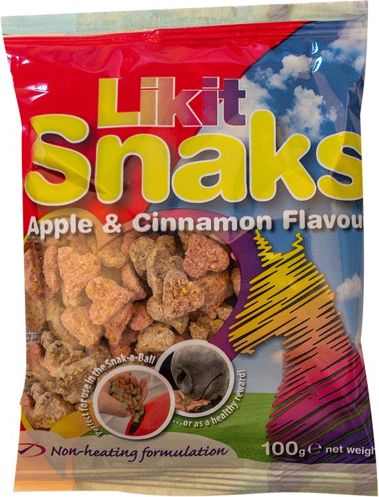 Een zak LikiT Snacks, appel & kaneel smaak. Rood, blauw en wit met gele letters, gevuld met hartvormige appel- en kaneelsnoepjes.