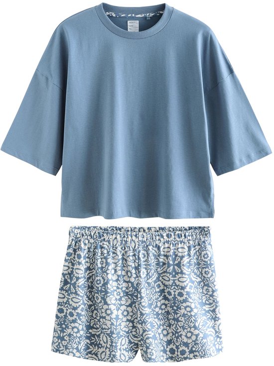 Pyjamaset bestaande uit een effen blauw T-shirt met wijde mouwen en een korte broek met blauw-witte bloemenprint.