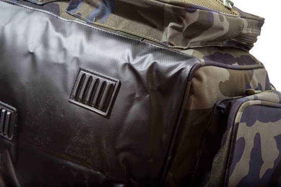Gedetailleerde opname van de glanzende, versterkte hoek van de camouflage tas.