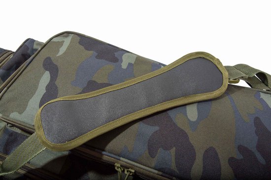 Schouderpad van donkergrijs leer op een camouflage tas, met groene hengsels.