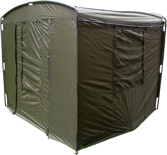 Groene vis tent van de zijkant, met gesloten ramen en deuren.
