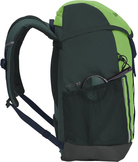 Zijaanzicht van de groene VAUDE Puck 10 rugzak met donkergrijze gaasvakken, gesp en reflecterende strepen.