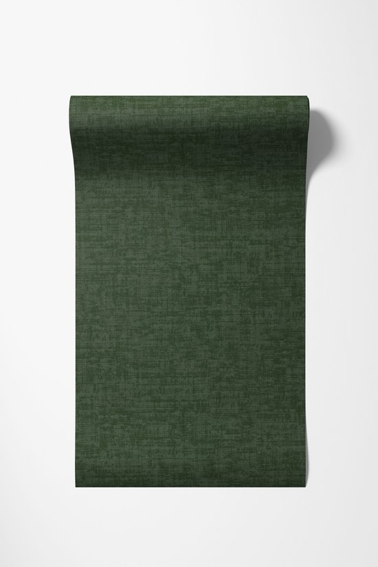 Donkergroen, effen vliesbehang met een linnen structuur, opgerold.