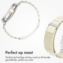 Zilverkleurig Apple Watch met een lichtbeige stoffen bandje dat perfect op maat gemaakt kan worden met een handige sluiting.