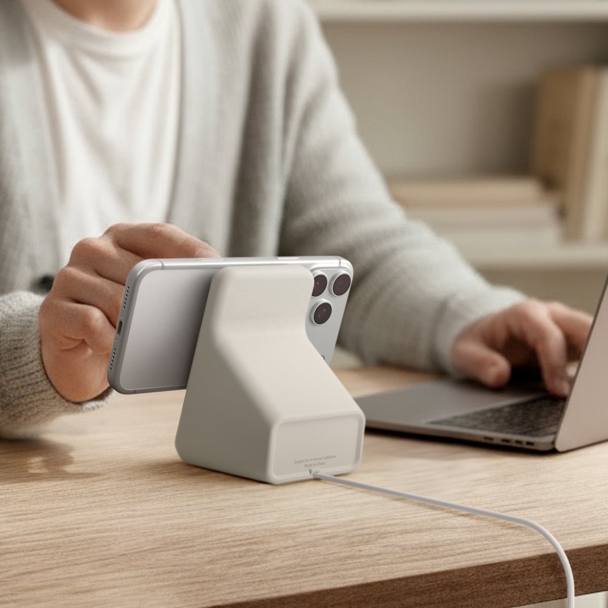 Spigen Oplaadstandaard voor MagSafe Oplader | MagSafe Standaardhouder Geschikt voor Bureau & Nachtkastje | Wit — cadeau in Gadgets - foto 2