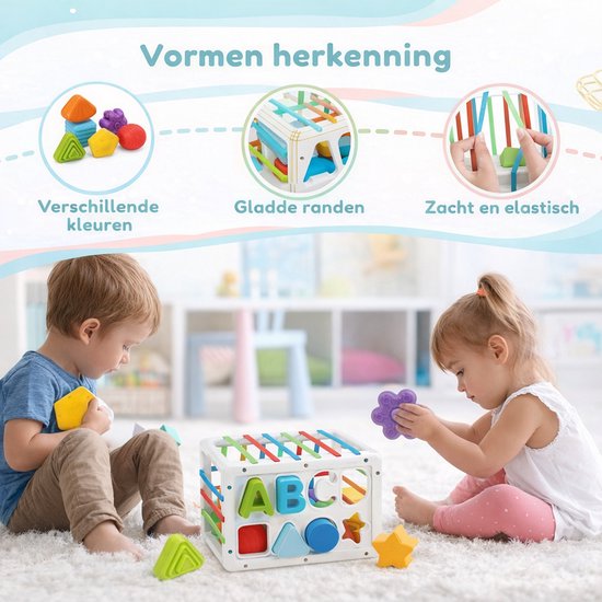 Kinderen met een vormensorteerder met letters A, B, C en cijfers.