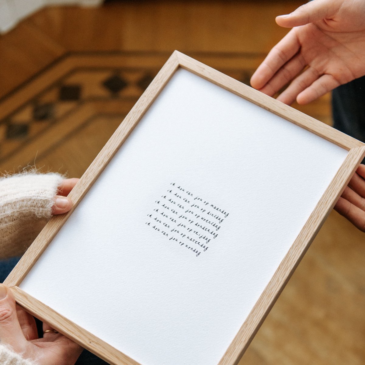 IKPAKJEIN - Houten lijst met poster – ‘Ik hou van jou op...' Cadeau – Liefde - Jubileum - Trouwen - Vriendschap - Gezin - Kinderkamer
