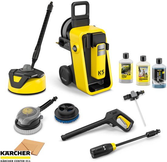 Kärcher K5 hogedrukreiniger met diverse accessoires: hogedrukpistool, spuitlans, schrobborstel, terrasreiniger en drie reinigingsmiddelflessen.
