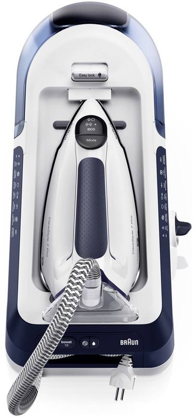 De donkerblauwe Braun CareStyle 7 Pro stoomgenerator met het strijkijzer in de houder.