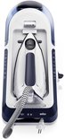 De donkerblauwe Braun CareStyle 7 Pro stoomgenerator met het strijkijzer in de houder.