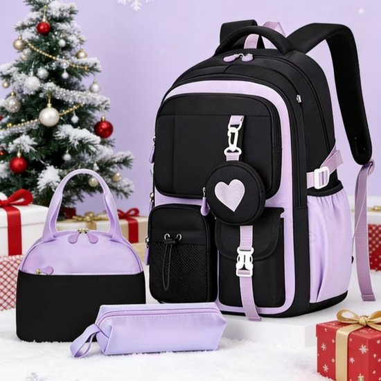 Zwarte en paarse rugzak met etui en lunchtas, bij een kerstboom en cadeaus.