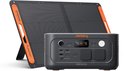 Jackery Explorer 500 powerstation naast een opgevouwen zonnepaneel met oranje accenten.